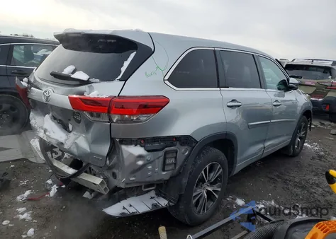 2018 Toyota Highlander Le z USA, uszkodzony, nr VIN 5TDBZRFH6JS877753